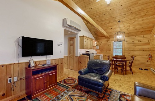 Northport Cabina | Charming cabin getaway with firepit, kitchen, WiFi & nature at your door