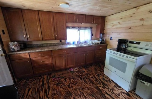 South Butler Cabina | Charming Cabin in Clyde, with a relaxing hot tub!