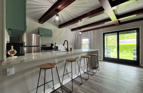 Gypsum Cabina | Charming Cabin in Crystal Rock Sleeps 10 w/ hot tub and terrace balcony!