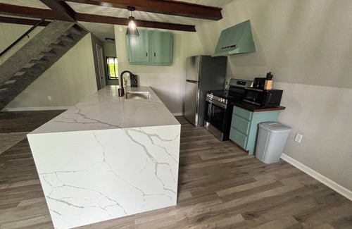 Gypsum Cabina | Charming Cabin in Crystal Rock Sleeps 10 w/ hot tub and terrace balcony!