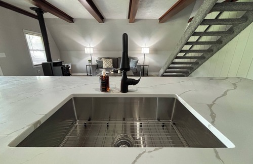 Gypsum Cabina | Charming Cabin in Crystal Rock Sleeps 10 w/ hot tub and terrace balcony!