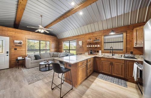 Brenham Cabina | Charming cabin in delightful Brenham with Luxury Amenities