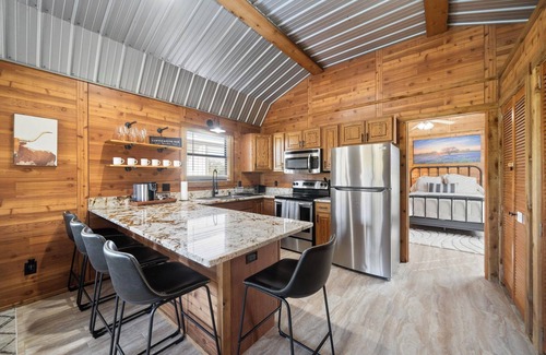 Brenham Cabina | Charming cabin in delightful Brenham with Luxury Amenities