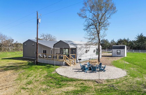 Brenham Cabina | Charming cabin in delightful Brenham with Luxury Amenities