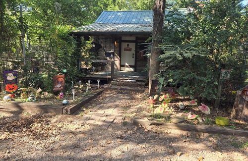 Broken Arrow Cabina | Charming cabin in delightful Broken Arrow at wildlife sanctuary