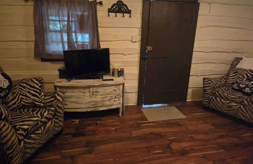 Broken Arrow Cabina | Charming cabin in delightful Broken Arrow at wildlife sanctuary
