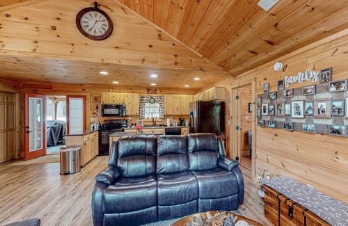 Lake Lure Cabina | Charming cabin near outdoor rec with a grill, screened porch, fireplace, & AC