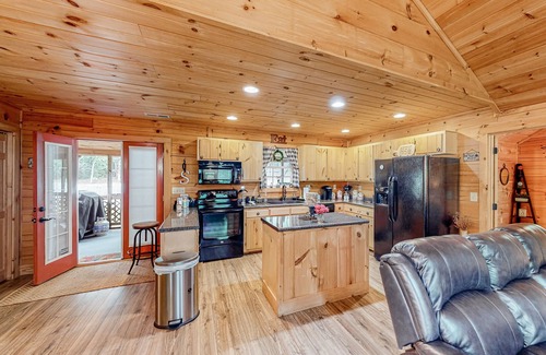 Lake Lure Cabina | Charming cabin near outdoor rec with a grill, screened porch, fireplace, & AC
