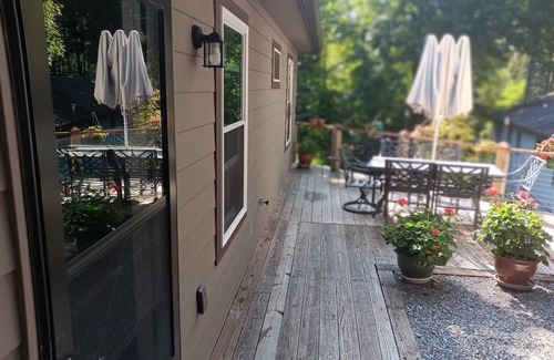 Pineola Cabina | Charming cabin nestled in a Blue Ridge mountain resort near ski resorts.
