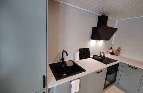 Stranda Cabina | Charming cabin with 3 bedrooms, modern bathroom and kitchen and a large deck