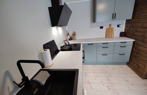 Stranda Cabina | Charming cabin with 3 bedrooms, modern bathroom and kitchen and a large deck