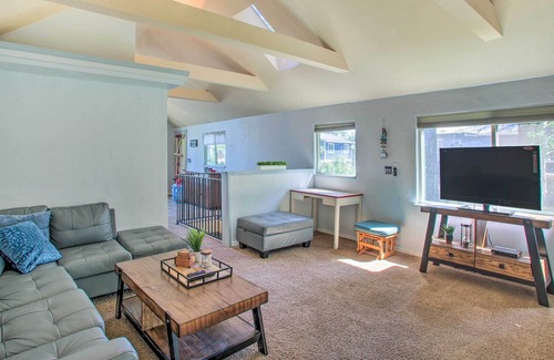 Newman Lake Cabina | Charming Cabin on Newman Lake w/ Boat Dock!