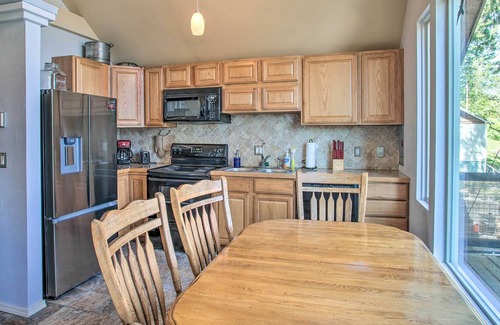Newman Lake Cabina | Charming Cabin on Newman Lake w/ Boat Dock!