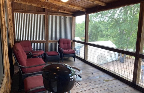 Prairie Lea Cabina | Charming Cabin on the San Marcos River, comfortable, clean, fun, lots to do! L4