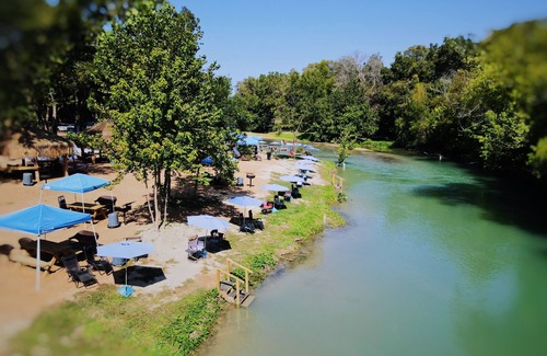 Prairie Lea Cabina | Charming Cabin on the San Marcos River