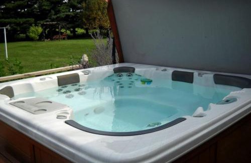 Bellevue Casa | Charming Cabin Rental with a Hot Tub near Cedar Point and Lake Erie in Ohio