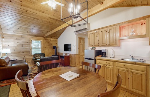 Northport Cabina | Charming cabin retreat with fireplace, kitchen, nearby hiking - dog-friendly