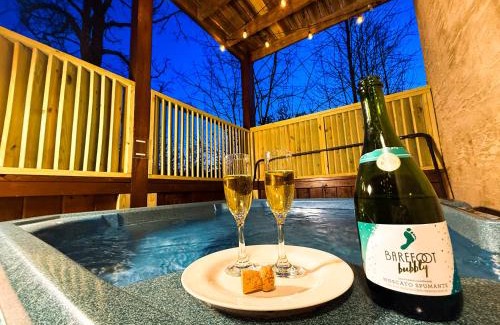 Pigeon Forge Chalet De Esquí | Charming Cabin, Seasonal Decor & Pool, 3min to Pkwy, Grill, GameRoom, Wifi & Workstation, Sleeps 14