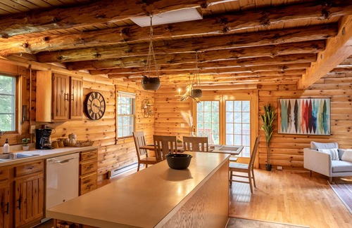 Berkeley Springs Cabina | Charming Cabin with a hot tub on 2 peaceful acres