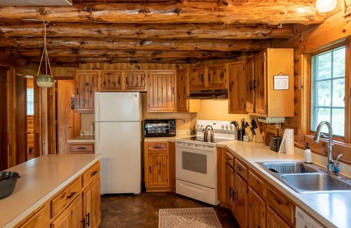 Berkeley Springs Cabina | Charming Cabin with a hot tub on 2 peaceful acres