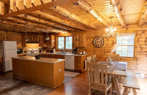 Berkeley Springs Cabina | Charming Cabin with a hot tub on 2 peaceful acres
