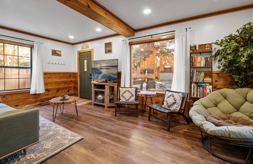 Peter Pan Cabina | Charming Cabin w/Spa. Private Yard. RV/Boat Parking. Near Slopes & Snow Play