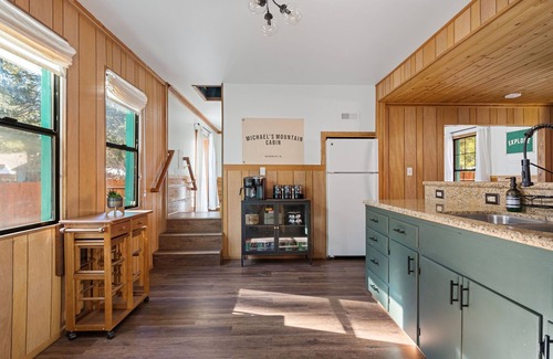 Peter Pan Cabina | Charming Cabin w/Spa. Private Yard. RV/Boat Parking. Near Slopes & Snow Play