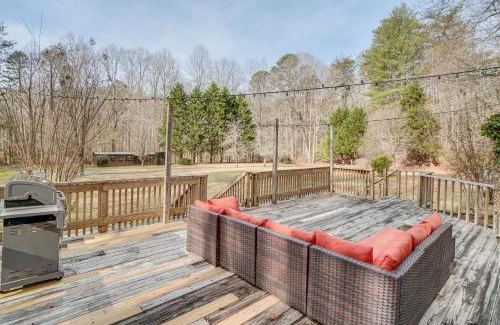 Sautee Nacoochee Casa | Charming Cabin with Fire Pit and Decks about 7 Mi to Helen