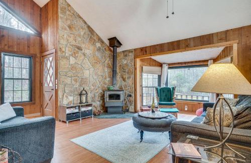 Sautee Nacoochee Casa | Charming Cabin with Fire Pit and Decks about 7 Mi to Helen