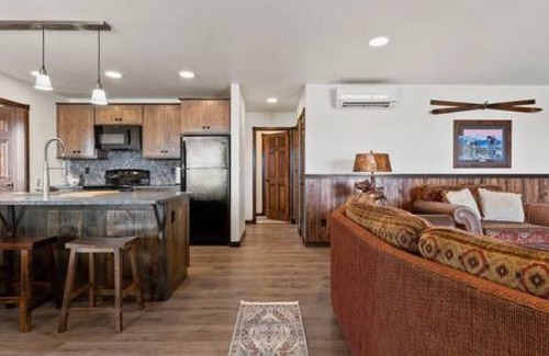 Kalispell Cabina | Hand Crafted Cabin w/ Wildlife & Mountain Views