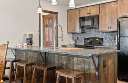 Kalispell Cabina | Hand Crafted Cabin w/ Wildlife & Mountain Views