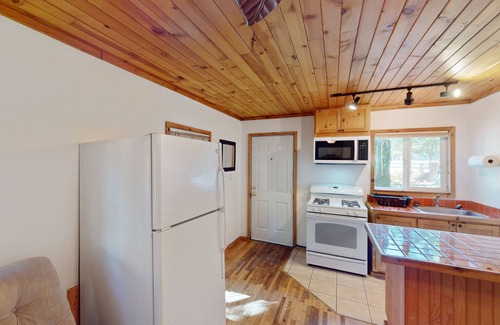 Middletown Cabina | Charming Cabin with 2 bedrooms. King bed and Queen Bed, 65" TV, Recliners, Deck