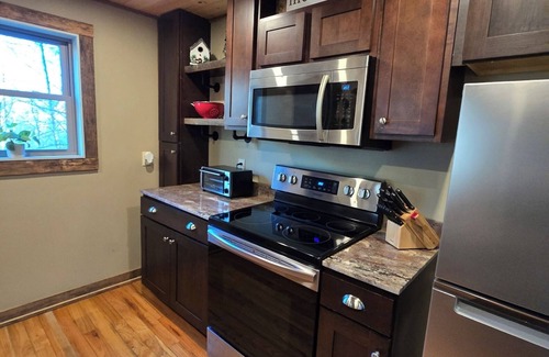 Dahlonega Cabina | Charming cabin with a loft, fire pit and creek in enchanting Dahlonega
