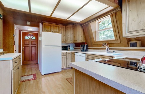 Blairsden-Graeagle Cabina | Charming Cabin with Deck and Yard Games and Mountain Views