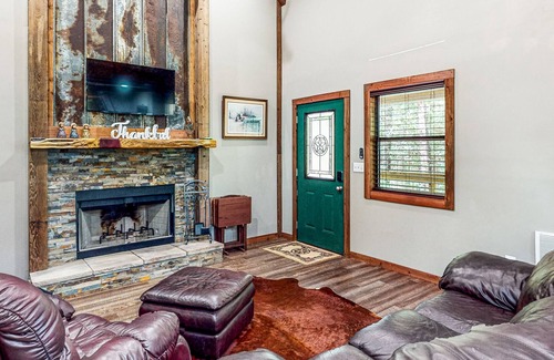 Waller Cabina | Charming cabin with hot tub, full kitchen, firepit, deck, grill, & W/D