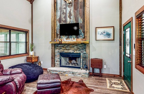 Waller Cabina | Charming cabin with hot tub, full kitchen, firepit, deck, grill, & W/D