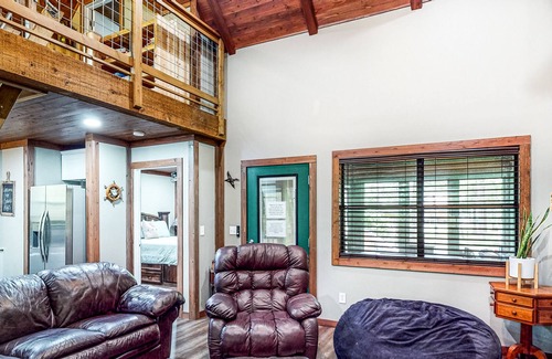 Waller Cabina | Charming cabin with hot tub, full kitchen, firepit, deck, grill, & W/D