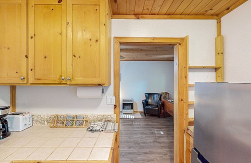 Lake County Apartamento | Charming cabin with King Bed, WIFI situated along the natural spring.