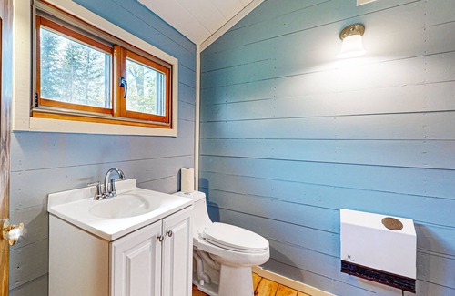 South Casco Cabaña | Charming Cabin with Nature's Embrace and Family-Friendly Comforts