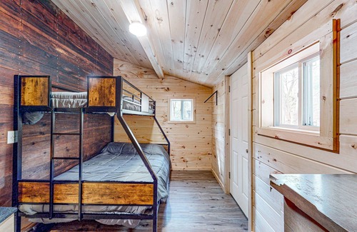 South Casco Cabaña | Charming Cabin with Nature's Embrace and Family-Friendly Comforts