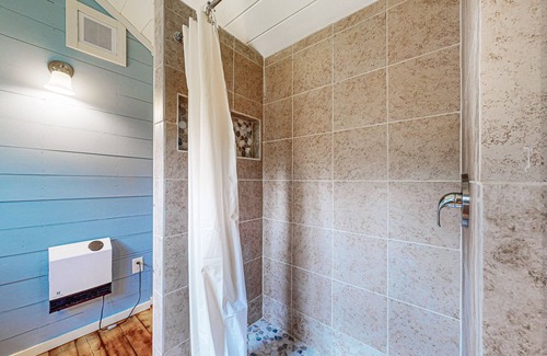 South Casco Cabaña | Charming Cabin with Nature's Embrace and Family-Friendly Comforts