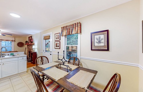 Mirror Lake Cabina | Charming cabin with private deck, fireplace, central AC, & private W/D