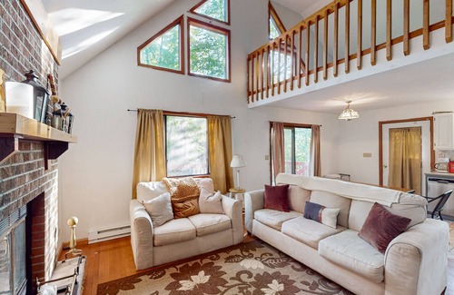 Lake Ariel Casa | Charming cabin with decks, community amenities & dog friendly