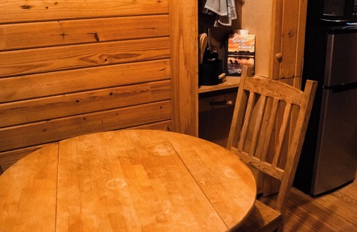 Hattieville Cabina | Charming cabin with loft, porch swing, AC, and WiFi on 295-acre peaceful retreat
