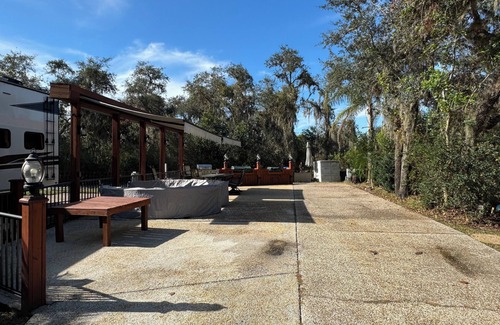River Ranch Alquiler De RV | Charming campsite in West Gate River Ranch with WiFi access
