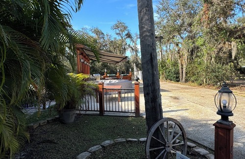 River Ranch Alquiler De RV | Charming campsite in West Gate River Ranch with WiFi access
