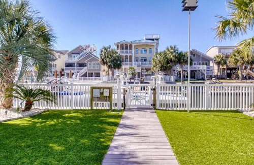 Ocean Isle Beach Casa | Charming Canal Home with Private Heated Pool and Boat Lift