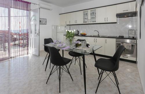 Kastel Gomilica Apartamento | Charming Carmen Apartment