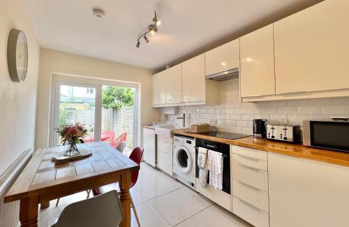 Windsor City Centre Casa | Charming Central Windsor 2 Bed Cottage Free Residents Parking and Private Garden Legoland Ascot Windsor Castle Thorpe Park Heathrow Airport