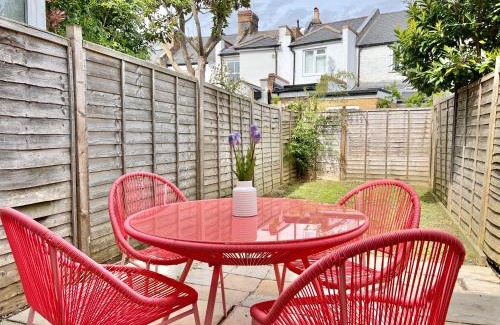 Windsor City Centre Casa | Charming Central Windsor 2 Bed Cottage Free Residents Parking and Private Garden Legoland Ascot Windsor Castle Thorpe Park Heathrow Airport